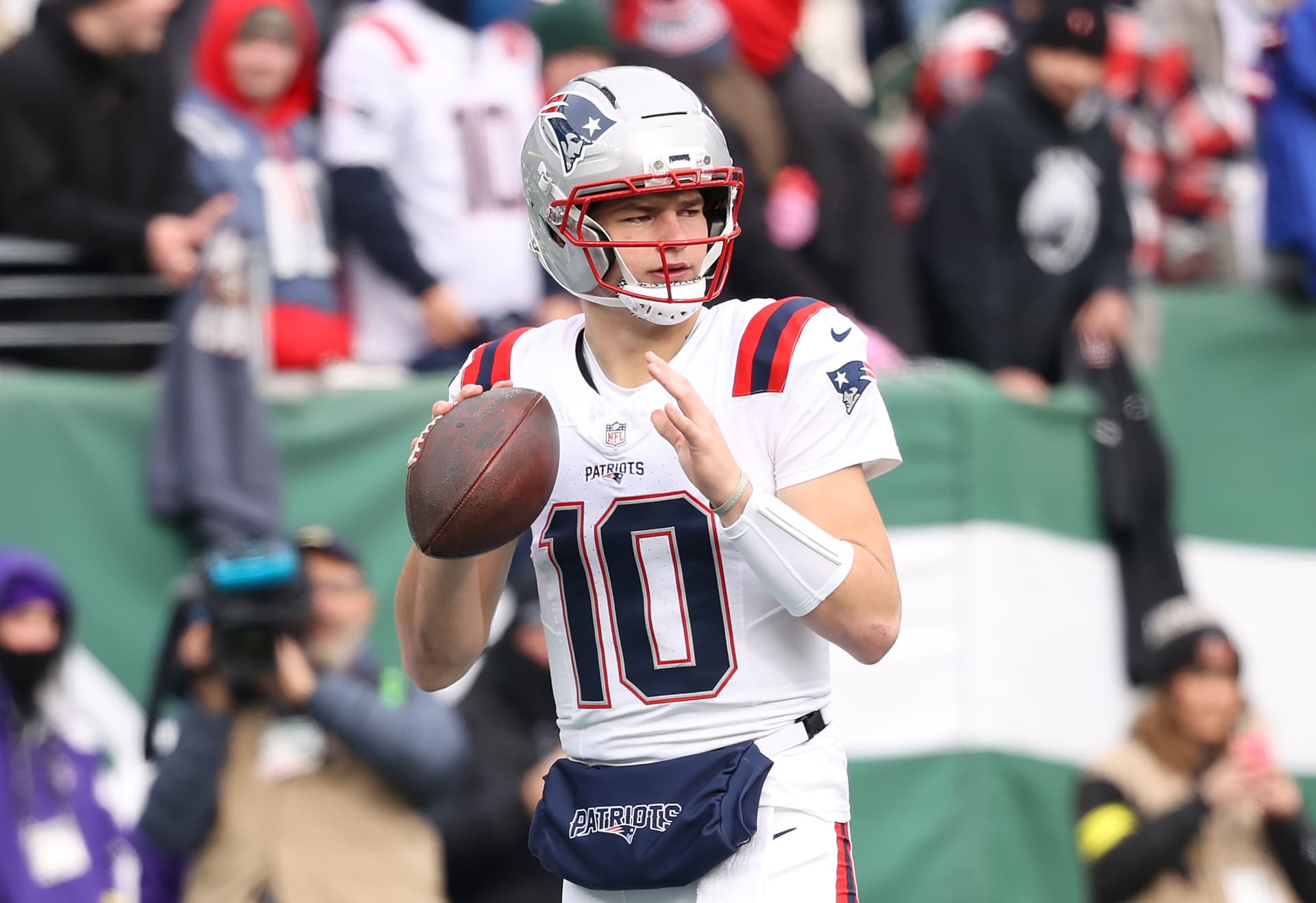 Drake Maye #10 of the New England Patriots warms up